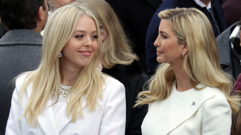 Tiffany Trump sourit à Ivanka Trump tandis que sa sœur aînée lui tapote le bras lors de l'investiture de Donald Trump.