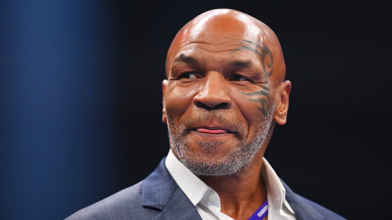 Mike Tyson tire la langue