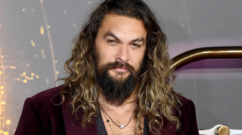 Jason Momoa posant