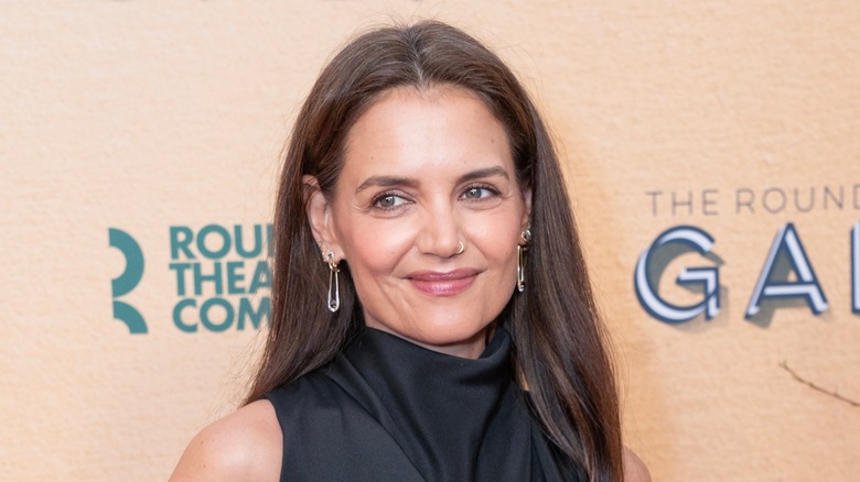 Katie Holmes posant dans un vêtement noir