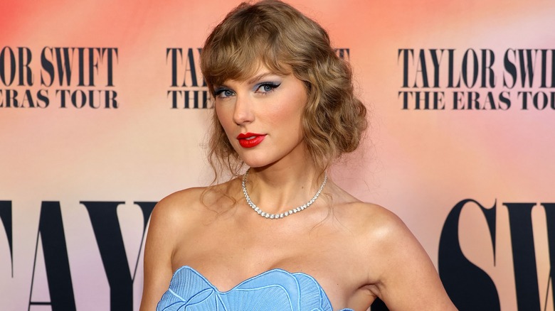 Taylor Swift assiste à la première de la tournée Eras dans une robe bustier