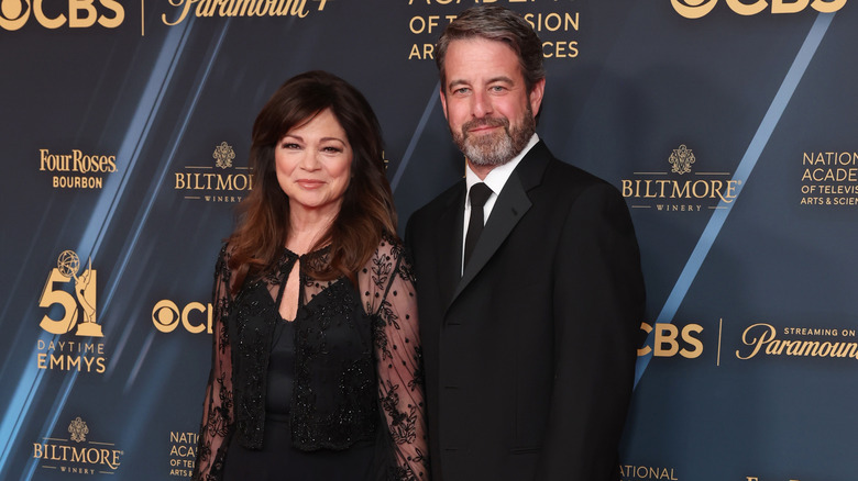 Valérie Bertinelli et Mike Goodnough posant ensemble sur le tapis rouge.