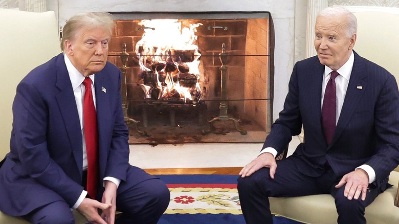 Donald Trump et Joe Biden assis dans le Bureau Ovale (2024)