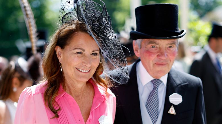 Carole Middleton et Michael Middleton souriant en tenue de soirée