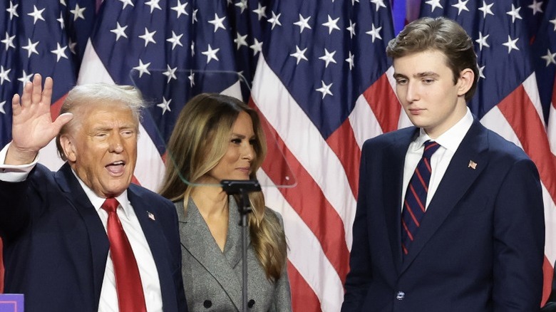 Donald Trump, Melania Trump et Barron Trump sur scène le soir des élections (2024)