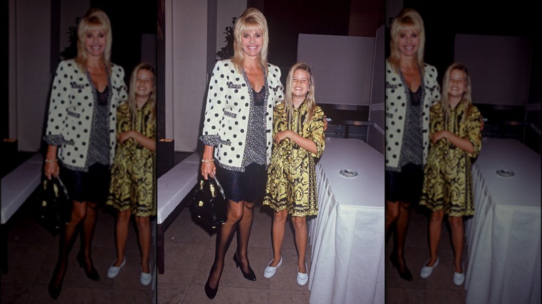 Ivanka Trump portant une robe noire et dorée et posant avec Ivana Trump lors d'un défilé Chanel en 1992