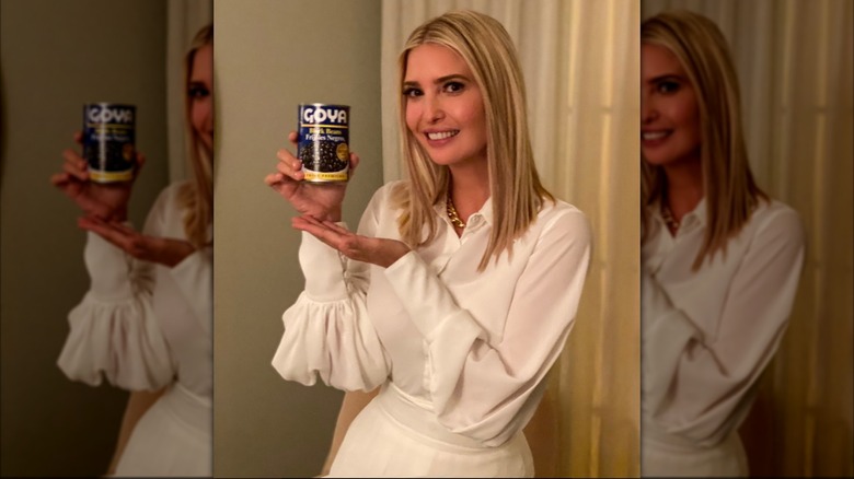 Ivanka Trump porte une tenue blanche et tient une boîte de haricots