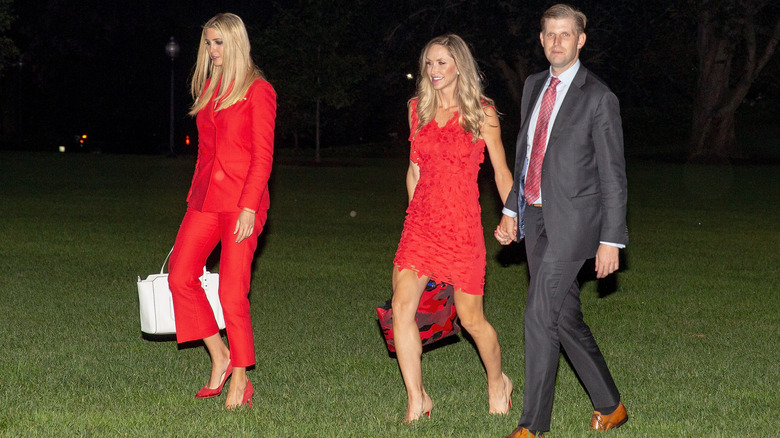 Ivanka Trump porte un tailleur-pantalon rouge et traverse la pelouse de la Maison Blanche avec Lara et Eric Trump