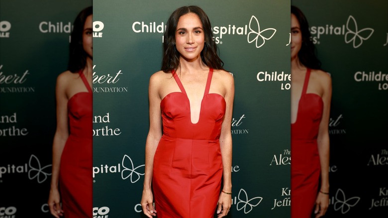 Meghan Markle posant au gala de la CHLA dans une robe rouge