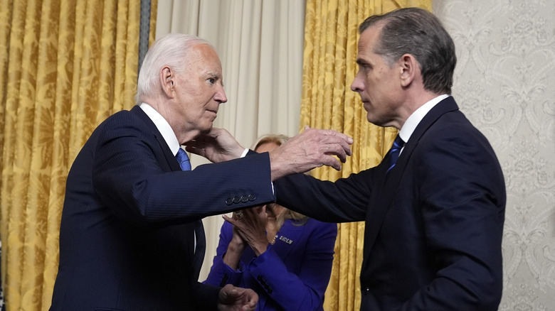 Joe Biden embrassant Hunter Biden