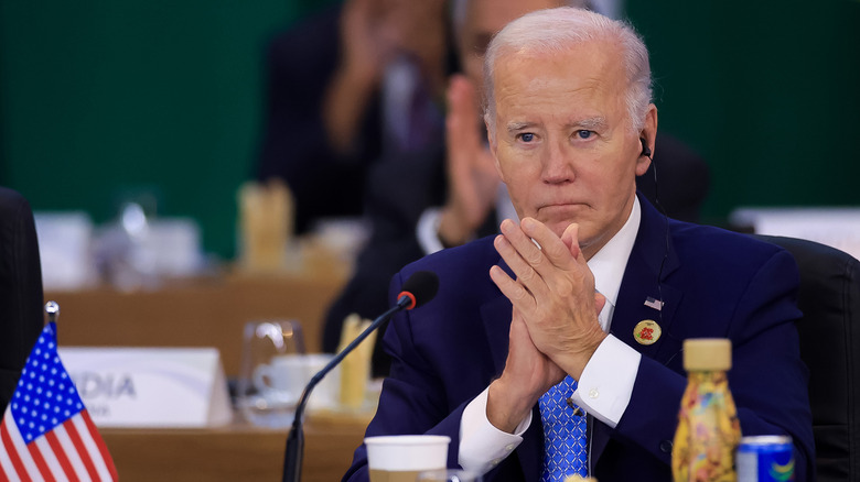 Joe Biden assis au bureau, les mains jointes