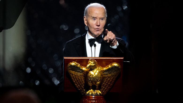 Joe Biden sur un podium en pointant son doigt