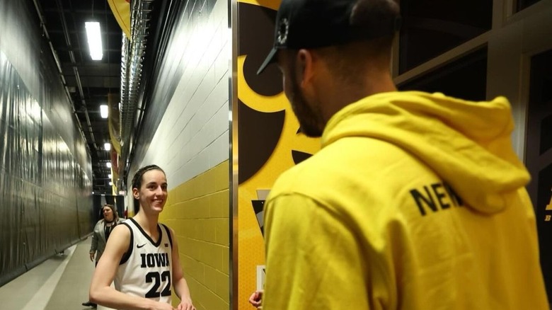 Caitlin Clark souriant à Connor McCaffery