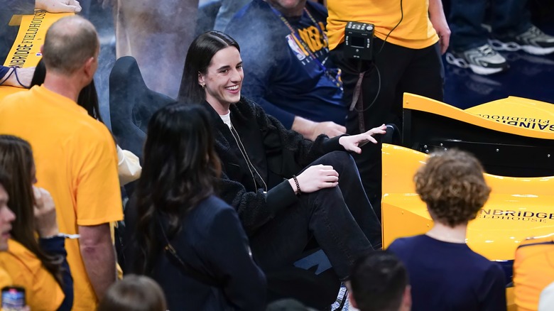 Caitlin Clark assise au match des Indiana Pacers