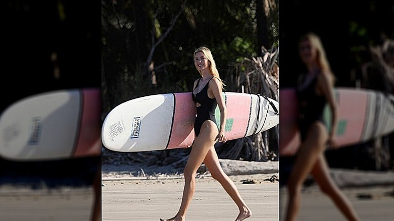 Ivanka Trump marchant sur la plage avec une planche de surf