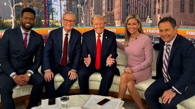 Lawrence Jones, Steve Doocy, Donald Trump, Ainsley Earhardt et Brian Kilmeade sur le tournage de Fox & Friends (2024)