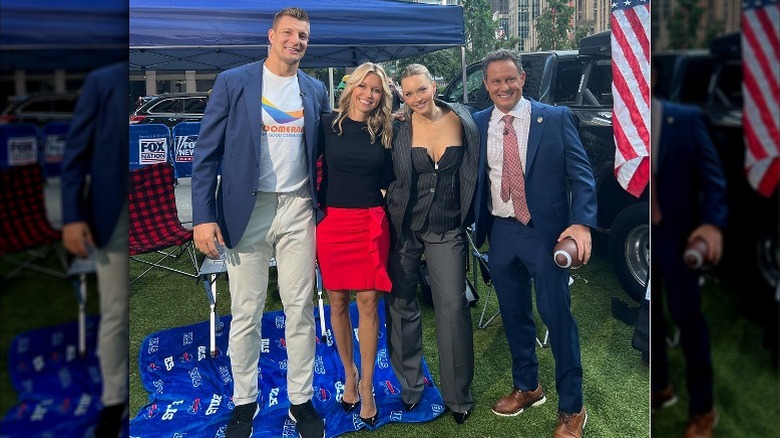 Rob Gronkowski, Ainsley Earhardt, Camille Kostek et Brian Kilmeade posent pour une photo