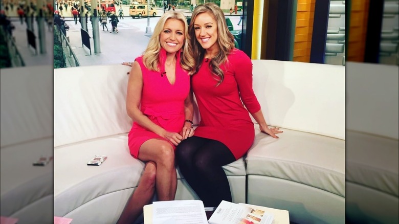 Ainsley Earhardt pose avec l'invitée Megan Alexander sur le tournage de Fox & Friends (2022)