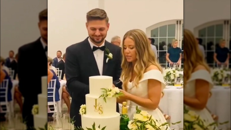 Stephen Wissmann, Jana Duggar avec un gâteau de mariage