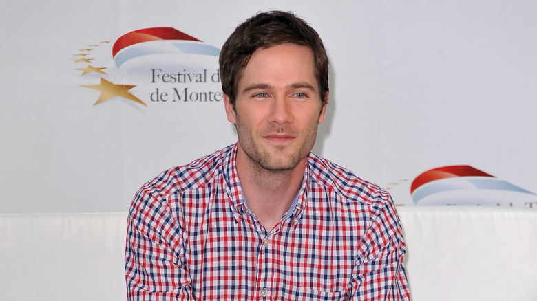 Luke Macfarlane portant une chemise à carreaux