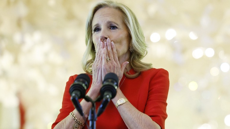 Jill Biden s'entretient avec les bénévoles qui ont aidé à décorer la Maison Blanche pour Noël (2024)