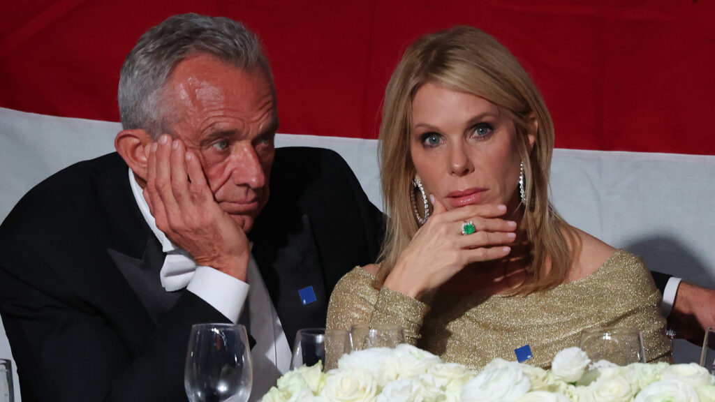 Cheryl Hines a enflammé les rumeurs de divorce de RFK Jr. avec un geste audacieux