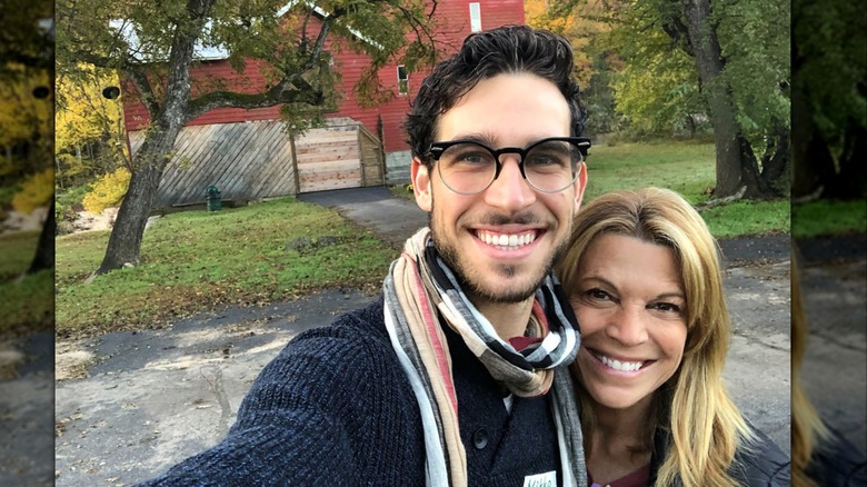 Nikko Santo Pietro et Vanna White devant une grange