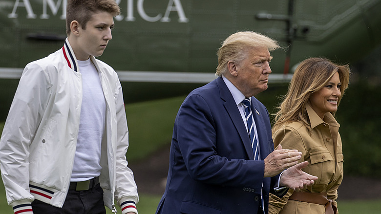 Barron Trump, Donald Trump et Melania Trump dehors