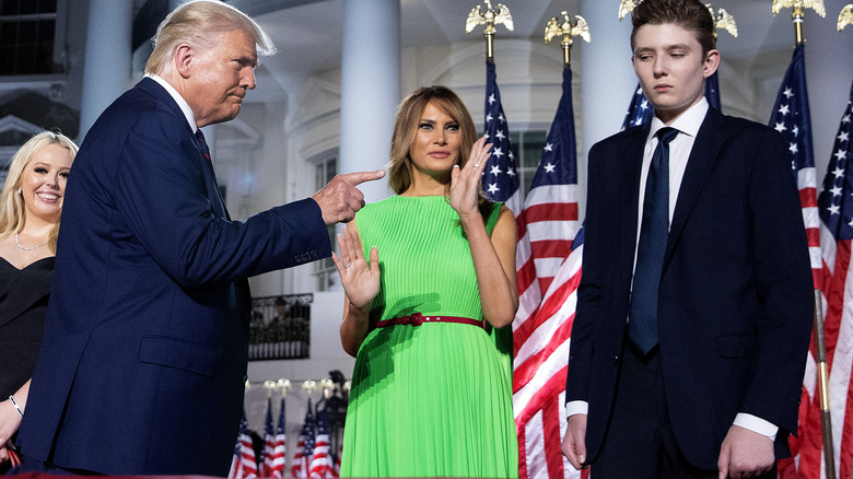 Donald Trump montre Barron Trump avec Melania en arrière-plan