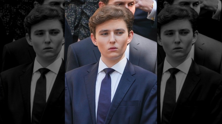 Barron Trump en costume devant Jared Kushner