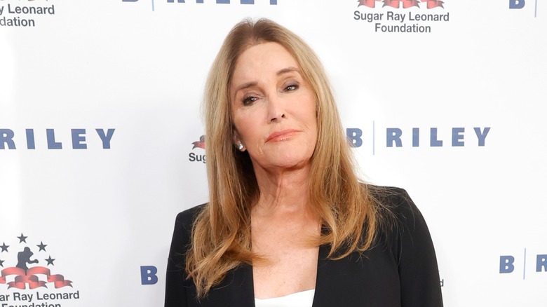 Caitlyn Jenner veste noire cheveux raides