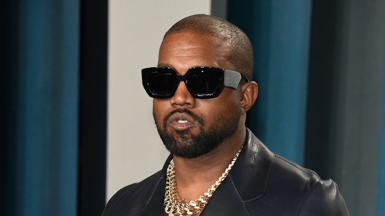 Veste en cuir noire avec lunettes de soleil Kanye West