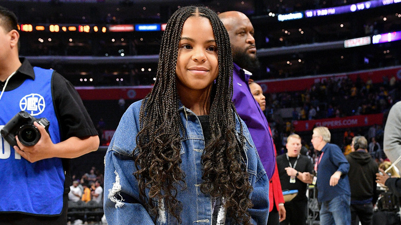 Blue Ivy lors d'un match de NBA avec des cheveux tressés