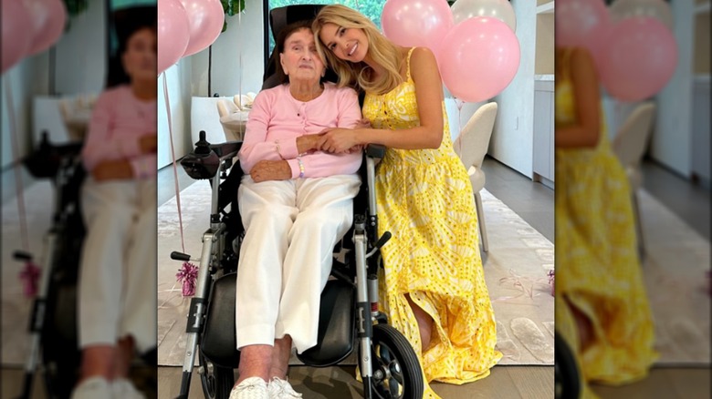 Ivanka Trump posant avec sa grand-mère Marie Zelnickova pour son 97e anniversaire.