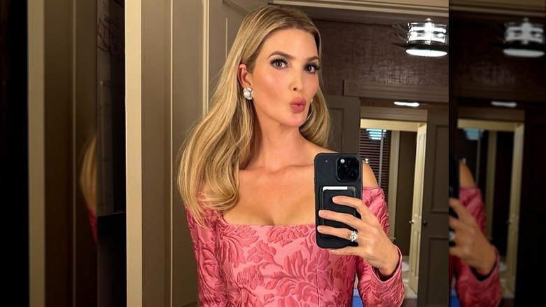 Ivanka Trump prend un selfie