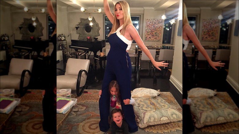 Ivanka Trump avec des œuvres d'art à la maison