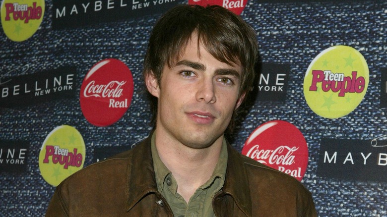 Jonathan Bennett porte un manteau marron