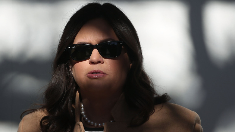 Lunettes de soleil noires Sarah Huckabee Sanders