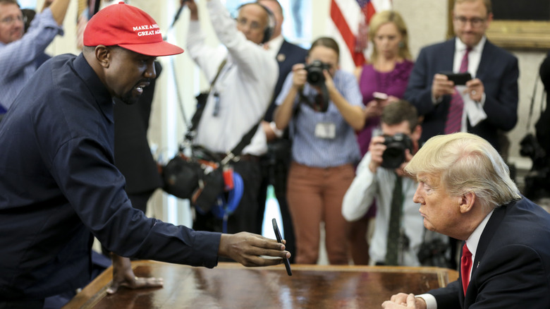 Kanye West montre son téléphone à Donald Trump