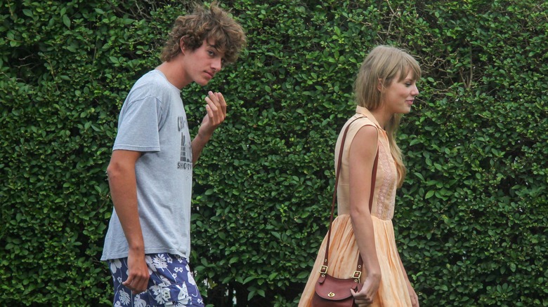 Conor Kennedy marche derrière Taylor Swift