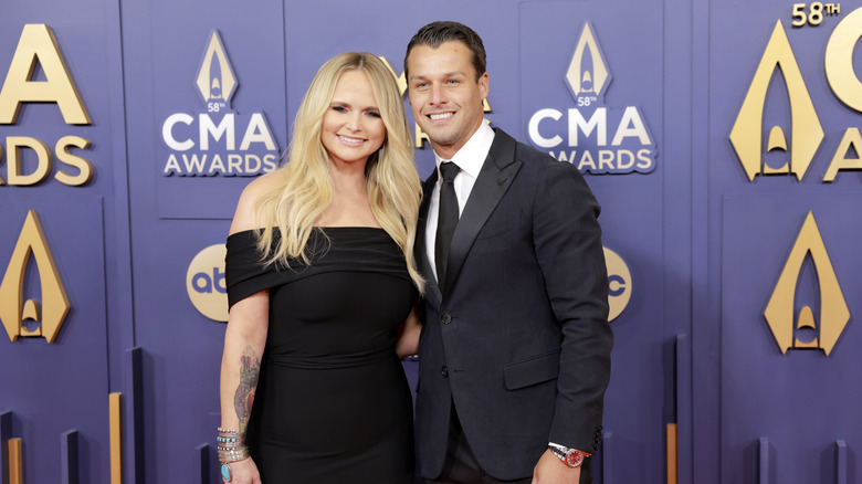 Miranda Lambert et Brendan McLoughlin, bras autour de l'autre, aux CMA