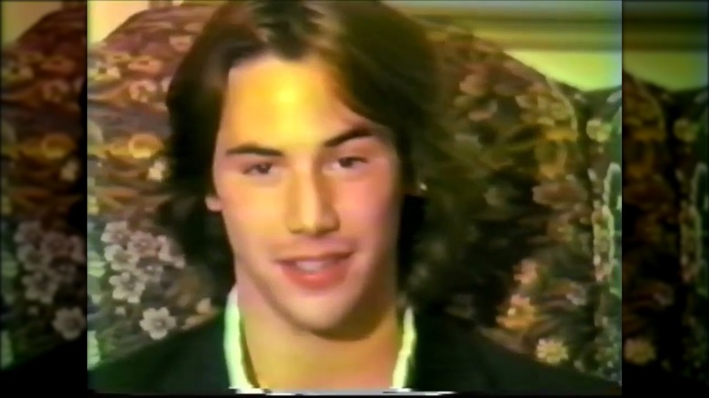 Keanu Reeves lors d'une audition anticipée, souriant sur une chaise