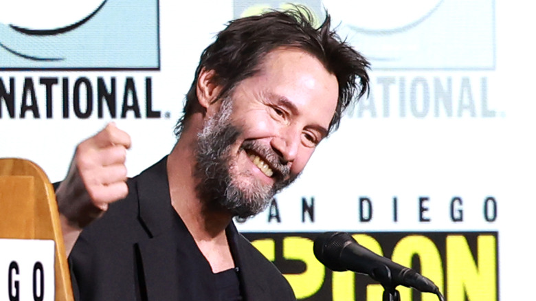 Keanu Reeves souriant lors d'un panel au San Diego Comic-Con en 2024