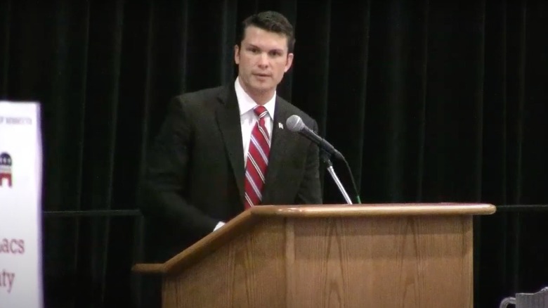 Pete Hegseth prononçant un discours alors qu'il était candidat au Sénat en 2012