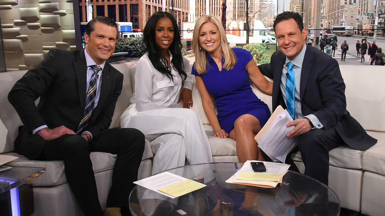 Pete Hegseth avec la chanteuse Kelly Rowland, Ainsley Aarhardt et Brian Kilmeade sur le tournage de Fox & Friends