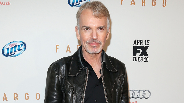 Billy Bob Thornton portant une veste en cuir noire sur le tapis rouge