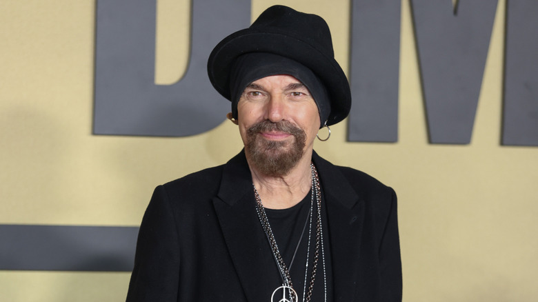 Billy Bob Thornton porte une tenue entièrement noire sur le tapis rouge