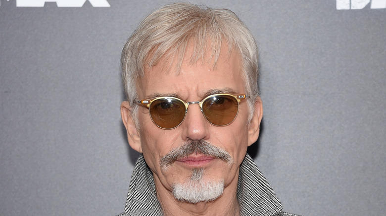 Billy Bob Thornton portant des lunettes de soleil teintées sur le tapis rouge