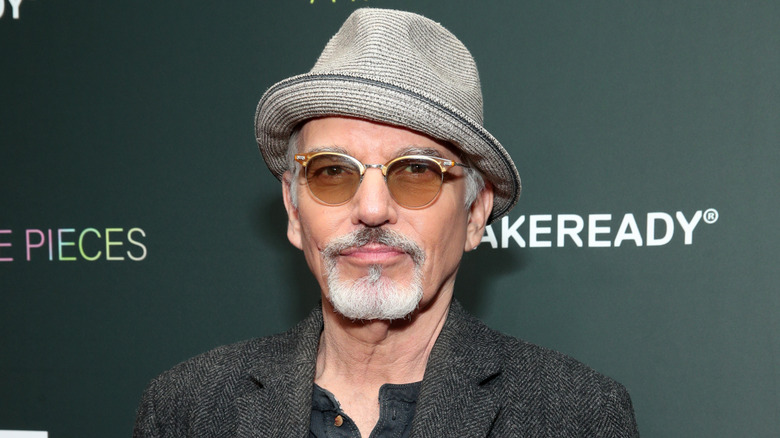 Billy Bob Thornton portant des lunettes de soleil teintées et un chapeau sur le tapis rouge