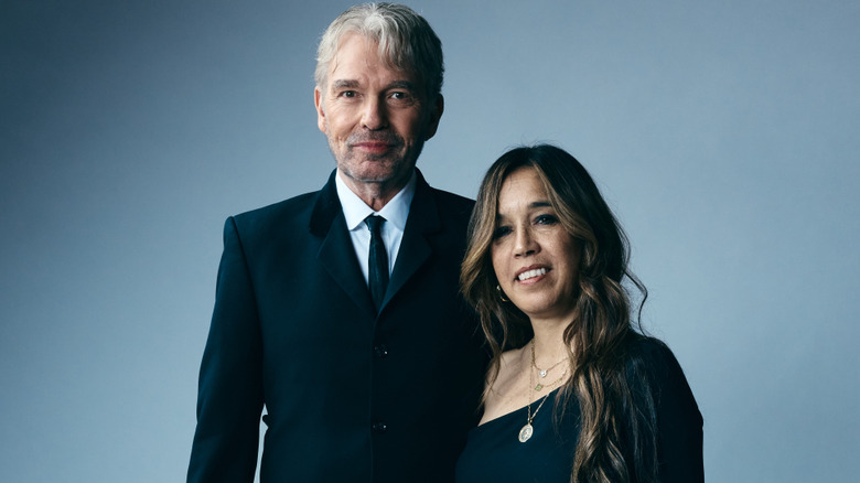 Billy Bob Thornton et Connie Angland posant devant un fond gris